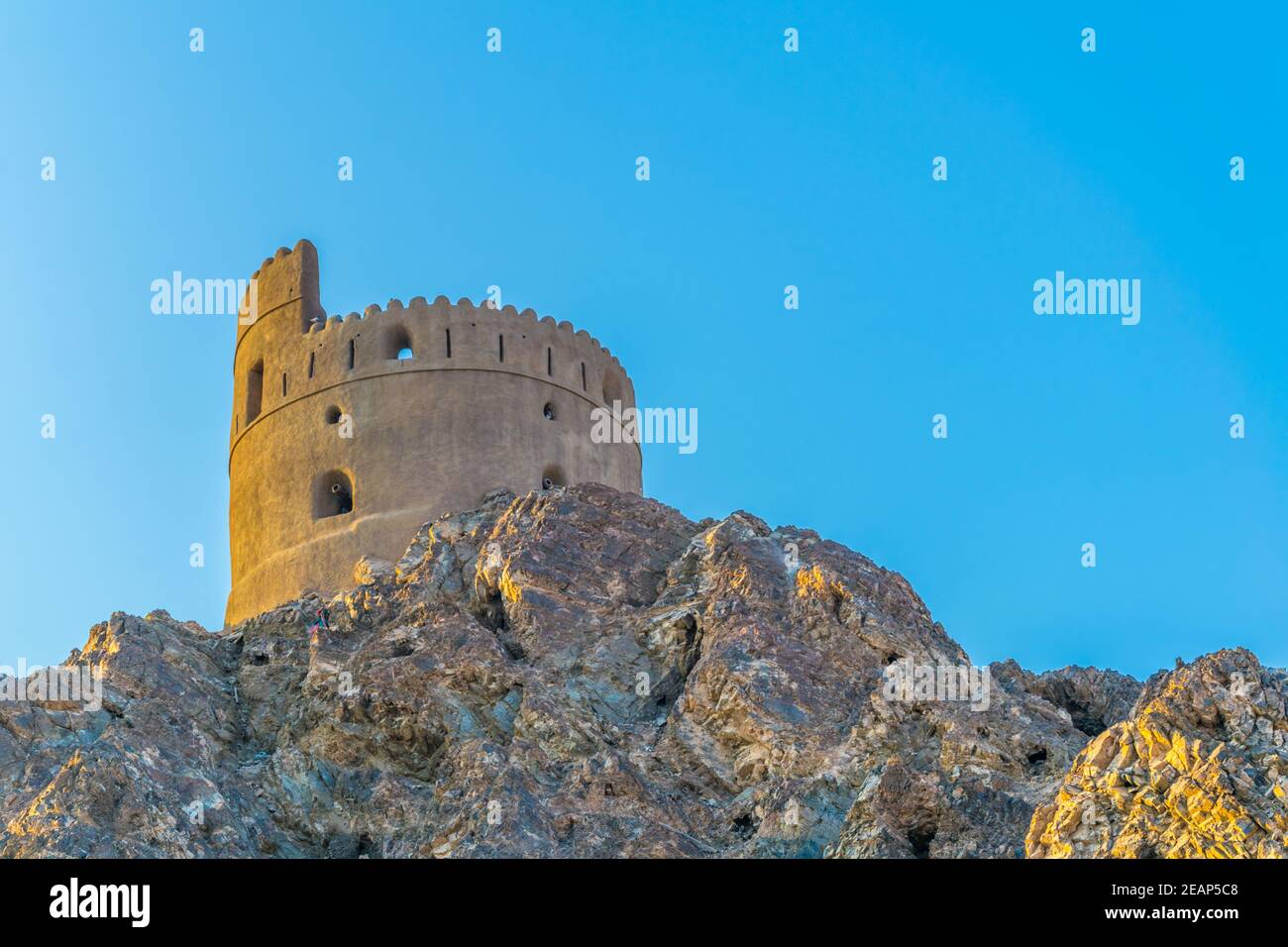 Vue sur un fort dans le quartier de Muttrah de Muscat pendant le coucher du soleil, Oman. Banque D'Images