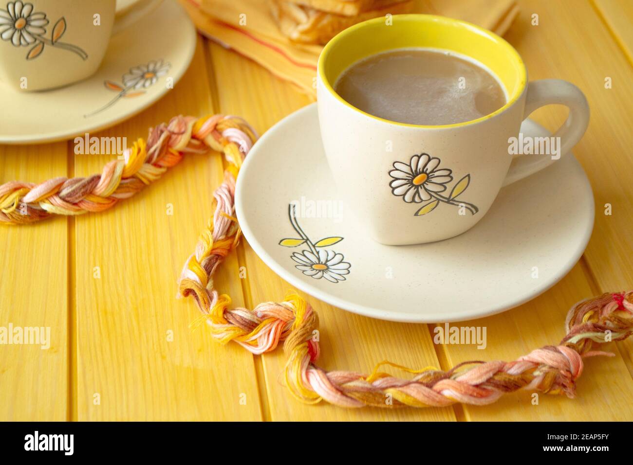 belle tasse de café jaune avec cappuccino sur fond de bois jaune Photo  Stock - Alamy