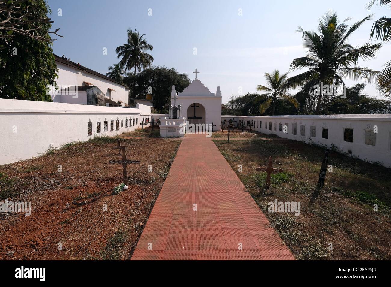 Cimetière à côté de l'église catholique Saint-Blaise à Gandaulim, Goa, Inde Banque D'Images