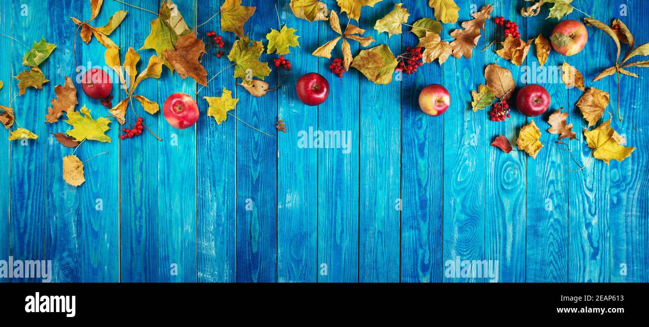 Vieilles planches en bois avec des feuilles d'automne et les pommes Banque D'Images