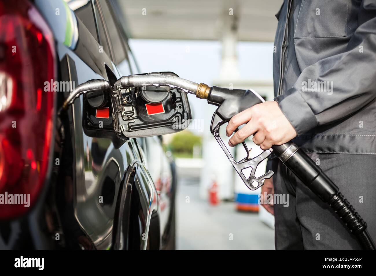 Homme ravitaillant une voiture Banque D'Images