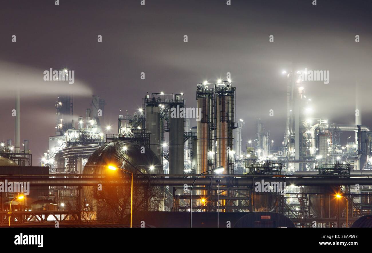 Dans l'usine pétrochimique de nuit Banque D'Images