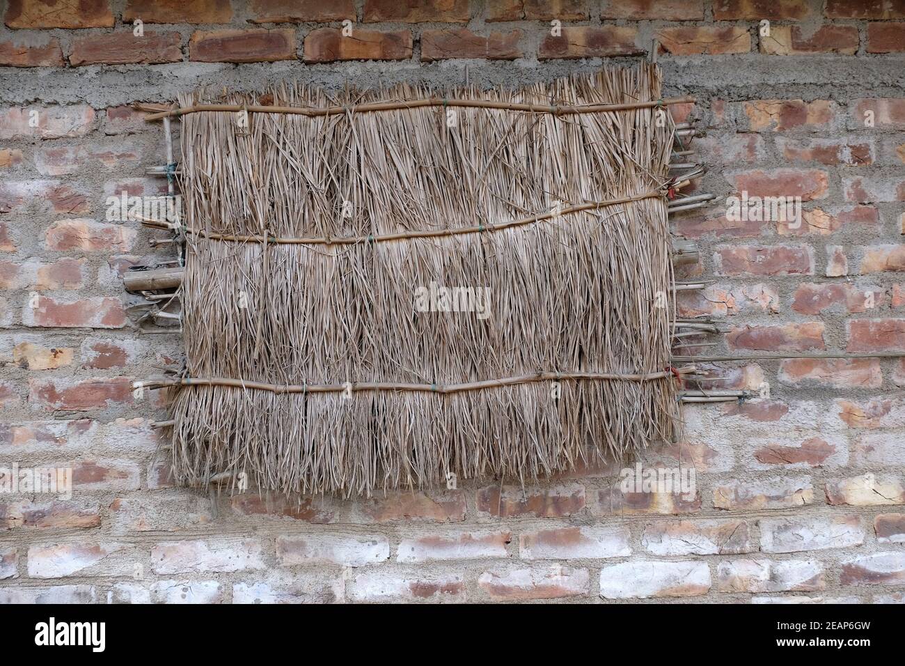 Fenêtre de paille sur la maison de boue à Kumrokhali, Bengale Ouest, Inde Banque D'Images