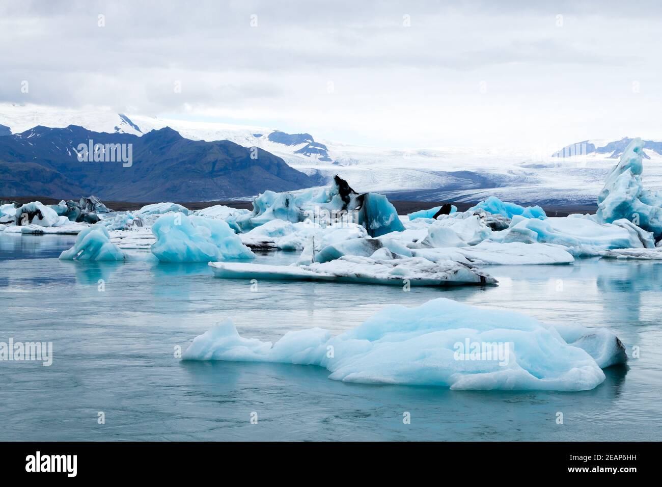 Icebergs sur l'eau, lac glaciaire de Jokulsarlon, Islande Banque D'Images