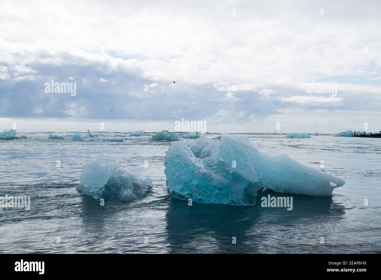 Icebergs sur l'eau, lac glaciaire de Jokulsarlon, Islande Banque D'Images