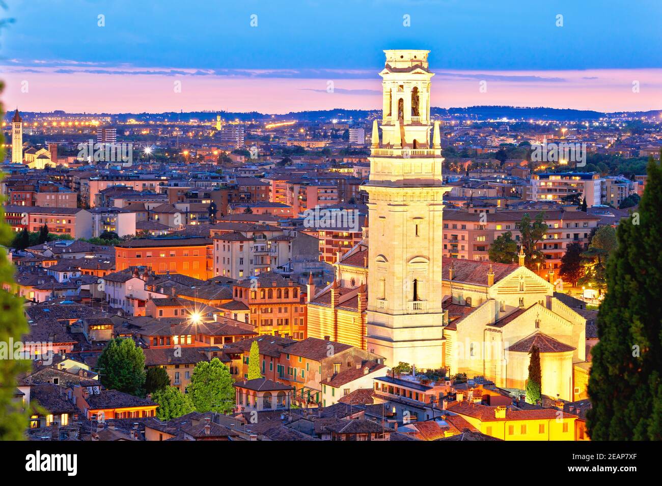 Vérone. Vue en soirée sur les tours et les toits de la ville historique de Vérone Banque D'Images