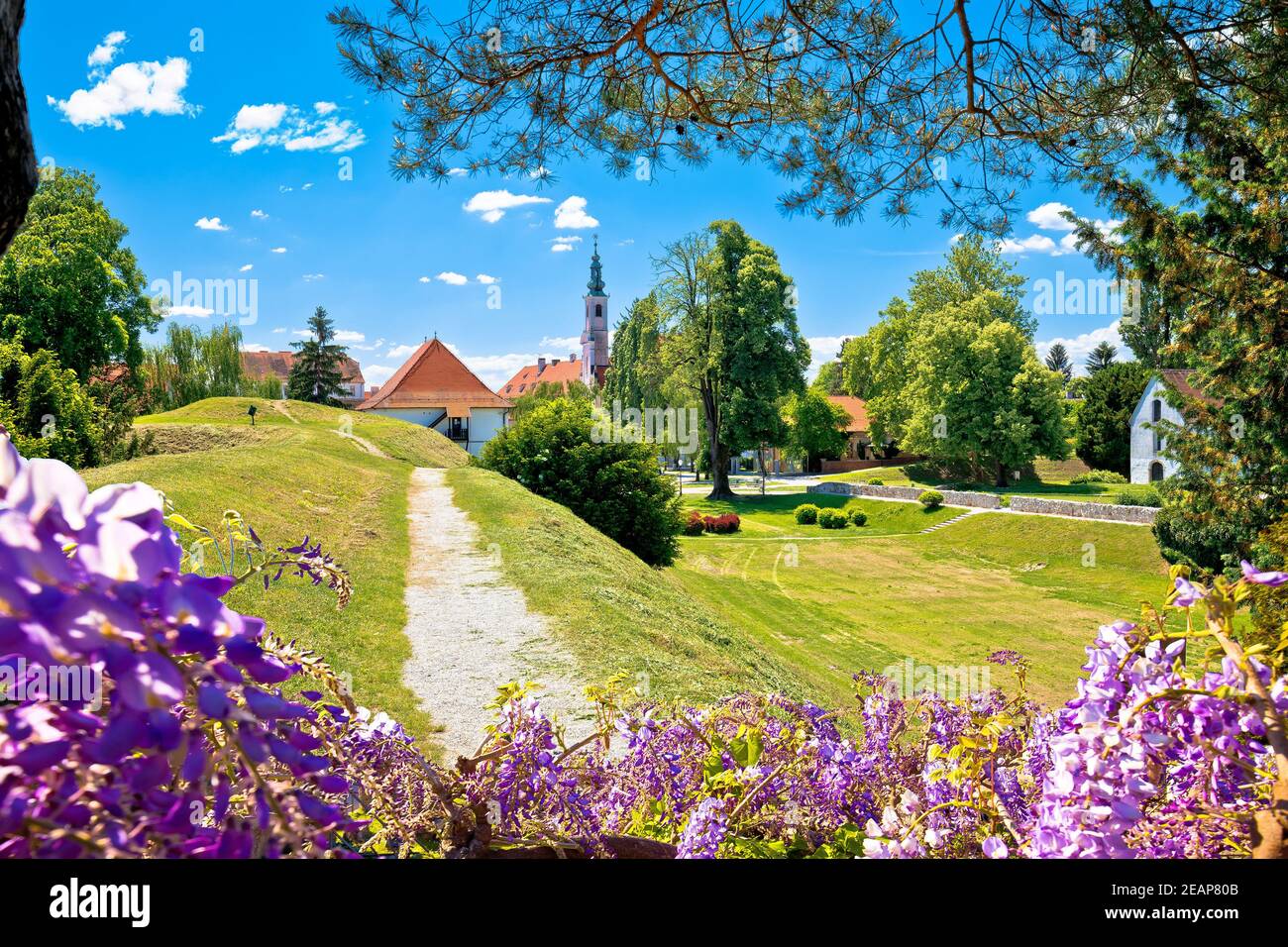 Vieille ville baroque de Varazdin parc et vue sur les monuments Banque D'Images