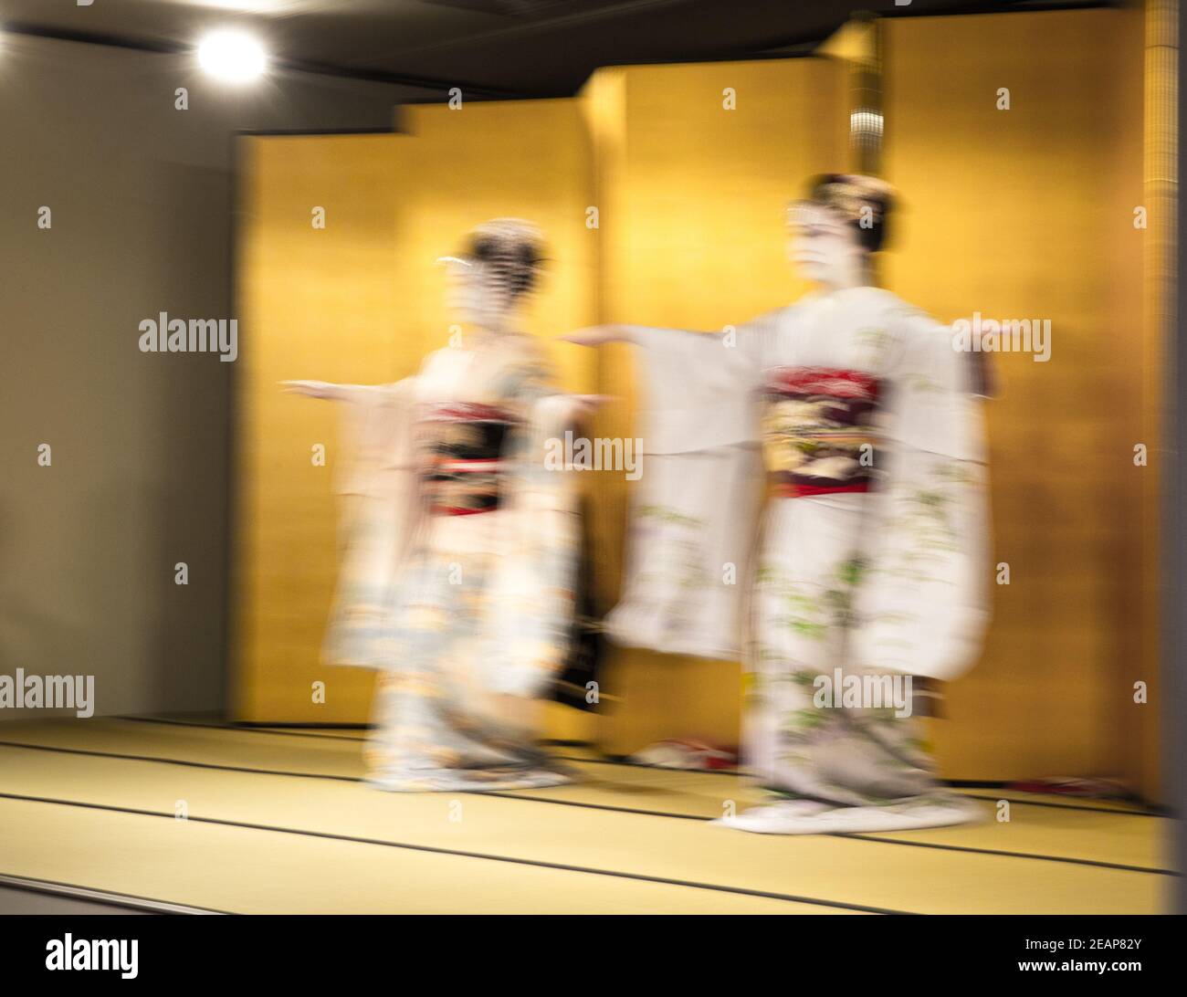 Mouvement artistique exposition longue deux Geishas danse cérémonie, image fantôme. Rouge, blanc, noir et or kimono Kyoto, Japon, Asie Banque D'Images