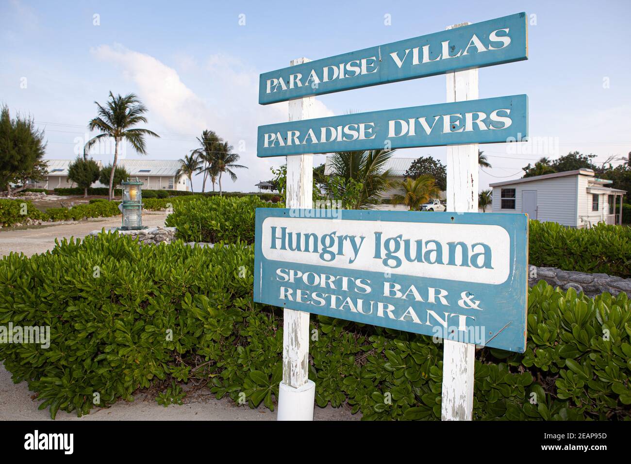 Little Cayman, îles Caïmans, Caraïbes. Panneaux indiquant la route Hungry Iguana restaurant & villas. À côté de l'aéroport Banque D'Images