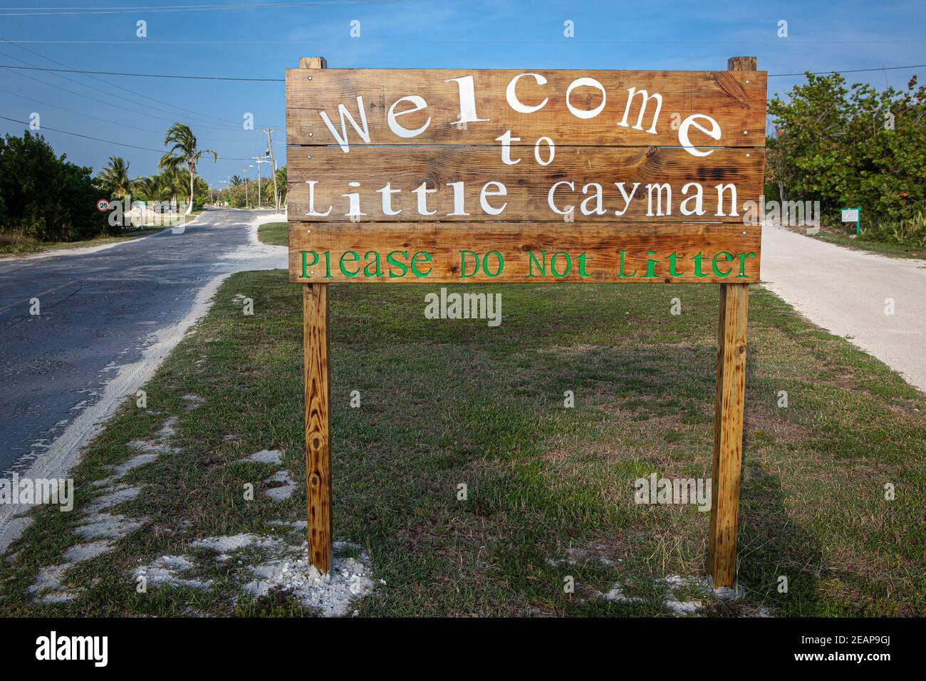 Caraïbes, îles Caïmans, petite île Cayman, Antilles 11 juillet 2016. Vue d'un panneau de bienvenue dans Little Cayman s'il vous plaît ne pas litière Banque D'Images