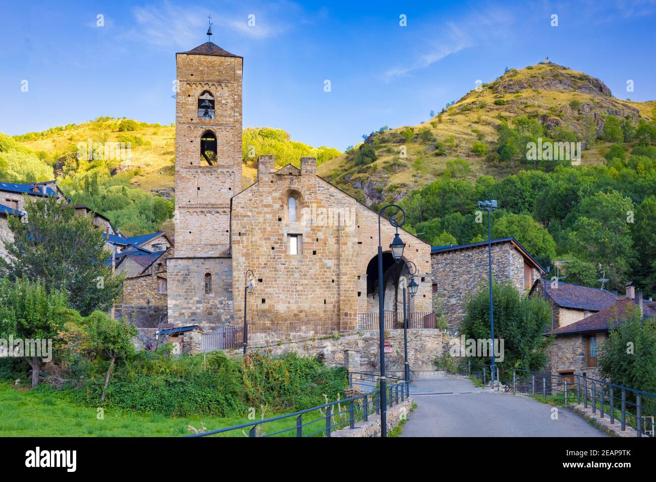 Vue sur la façade principale de l'église romane de la Nativité de Durro, site classé au patrimoine de l'UNESCO, vallée de Boi, Catalogne, Espagne Banque D'Images