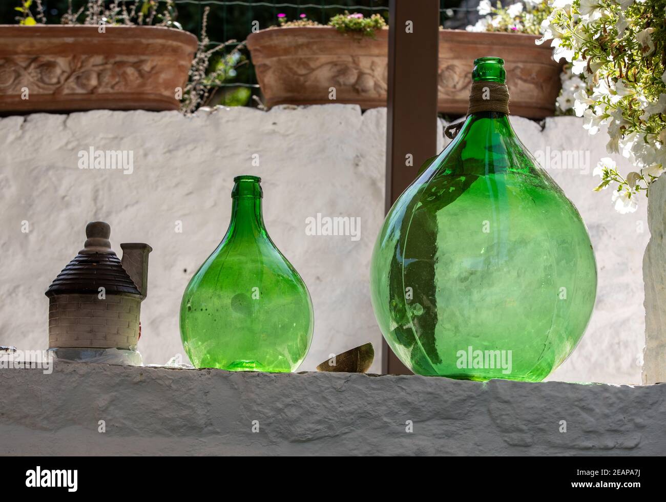 Bouteilles de vin Demijohn au café du village de Trulli à Alberobello, Italie. Banque D'Images