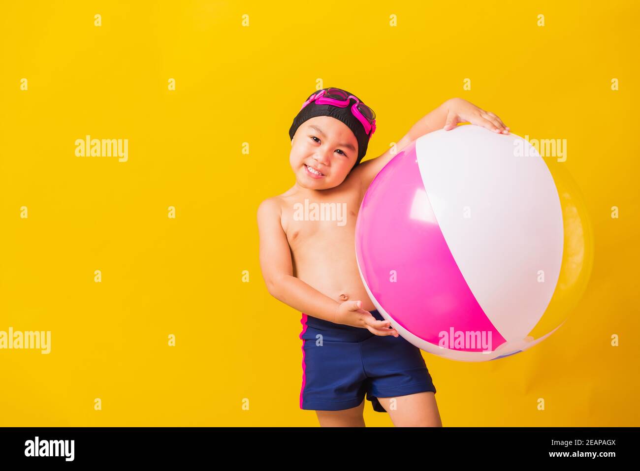 Jeune garçon en maillot de bain sien Banque de photographies et d’images à haute résolution Alamy