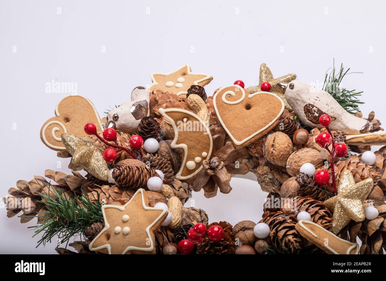 Décorations de Noël avec des cônes de pin, des noix et des biscuits de Noël faits main Banque D'Images