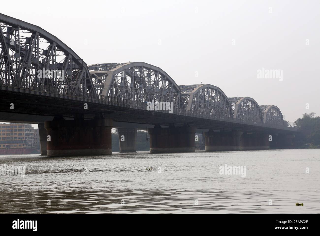 Pont sur la rivière Hooghly, Vivekananda Setu. Il relie la ville de Howrah, à Bally, à sa ville jumelle de Kolkata, à Dakshineswar. Banque D'Images