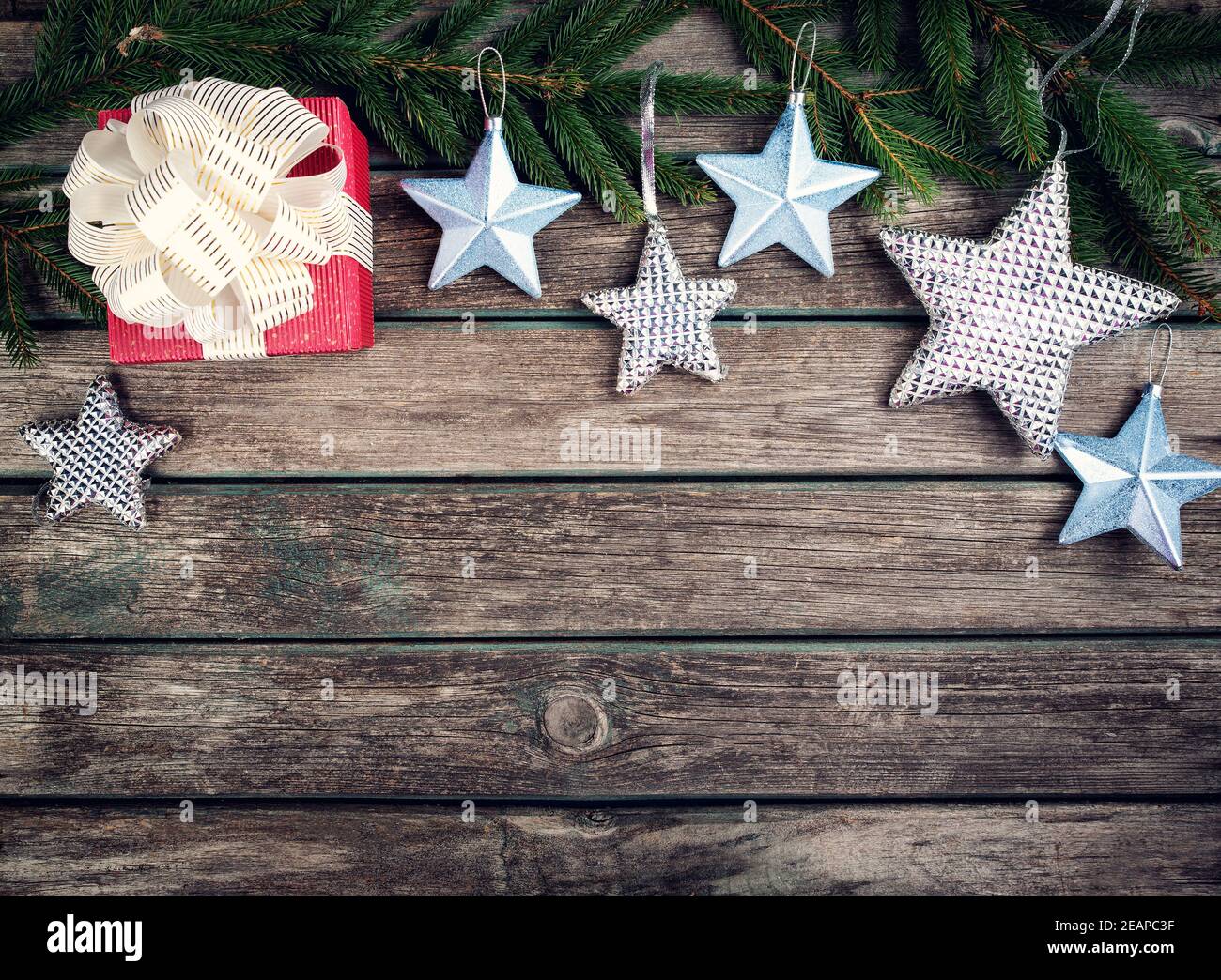 Étoile de Noël sur fond de bois de sapin avec des branches d'arbre Banque D'Images