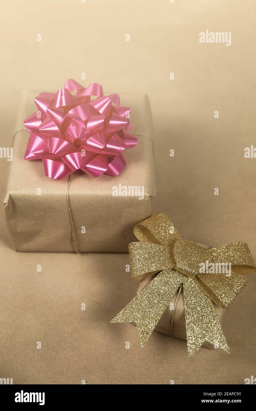 Cadeau emballé dans du papier d'aluminium doré et des boules de noël.  Décoration de Noël isolée sur fond blanc Photo Stock - Alamy