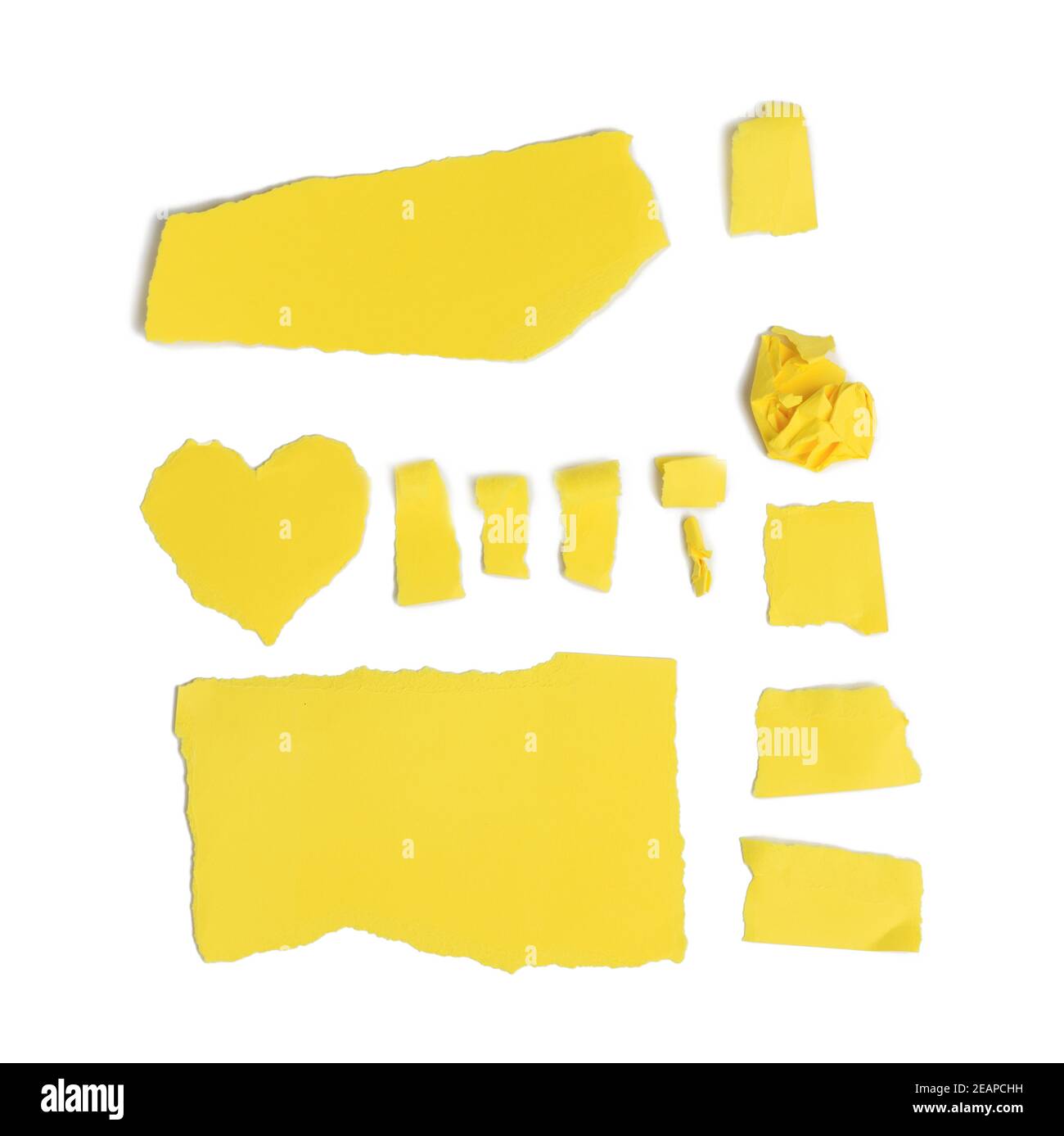plusieurs morceaux de carton jaune déchiré isolés sur fond blanc Banque D'Images