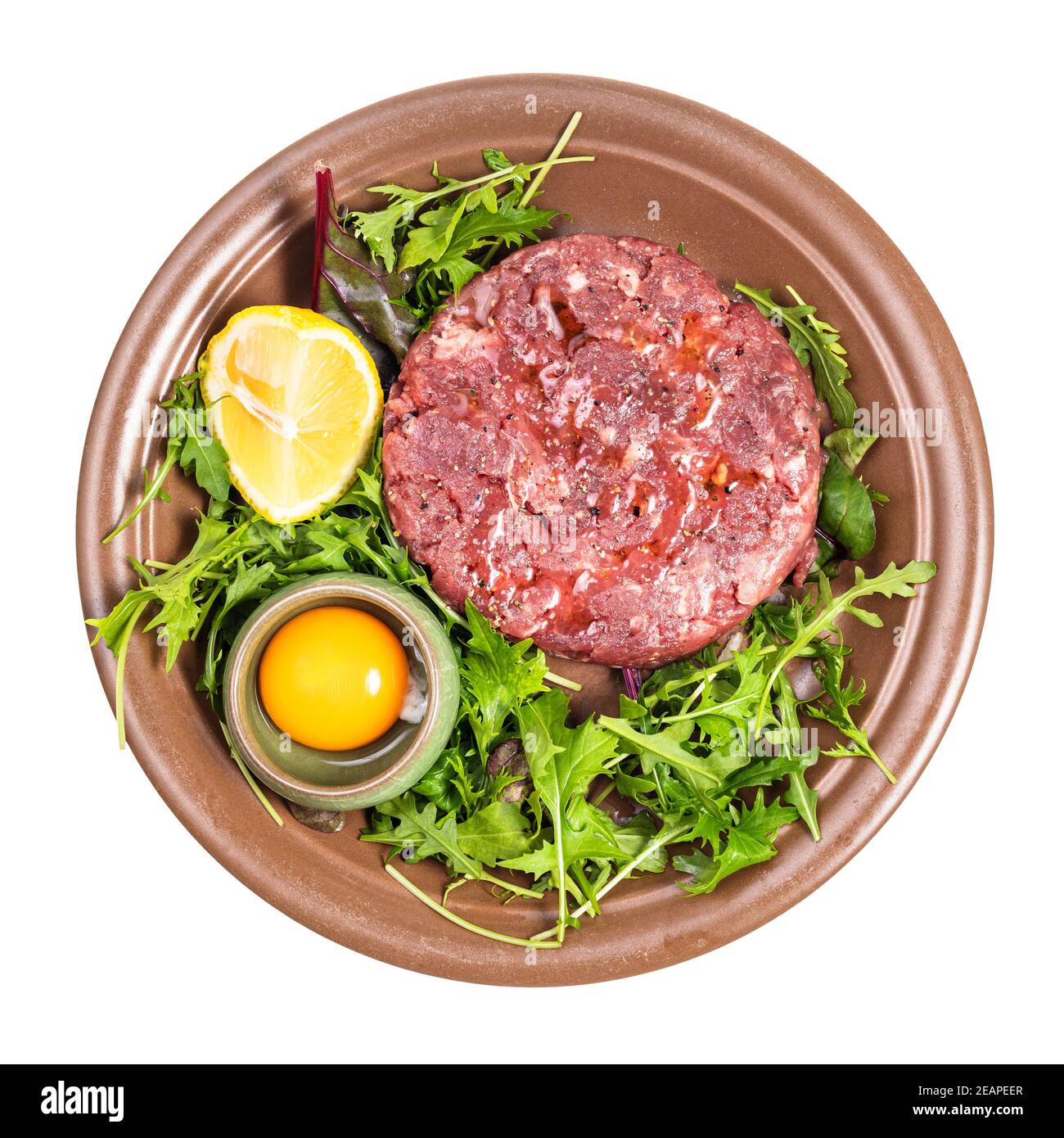 Vue de dessus de la portion Steak tartare sur l'assiette brune Photo Stock  - Alamy