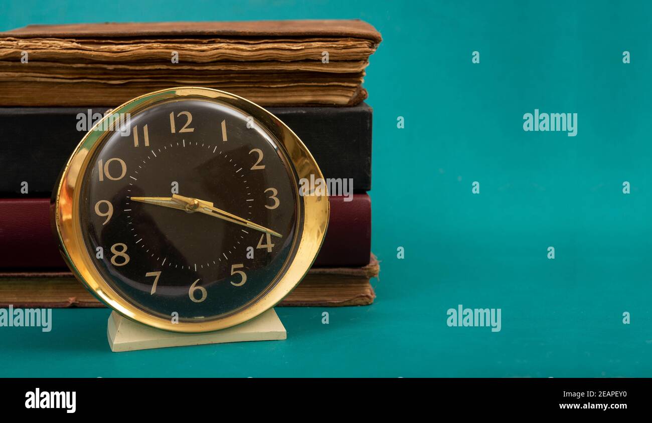 Il s'agit de l'heure d'étude indiquée sur la bannière avec l'horloge et les livres. Banque D'Images