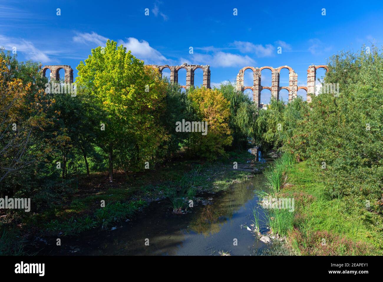 Europe, Espagne, Badajoz, Merida, Acueducto romain de los Milagros ou 'aqueduc miraculeux' traverse l'Arroyo de Albarregas (rivière) Banque D'Images