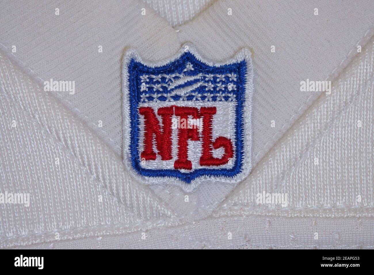 USA / 4 janv. 2021 : un logo de bouclier NFL de la Ligue nationale de football est montré cousu sur un jersey blanc officiel. Pour usage éditorial uniquement. Banque D'Images