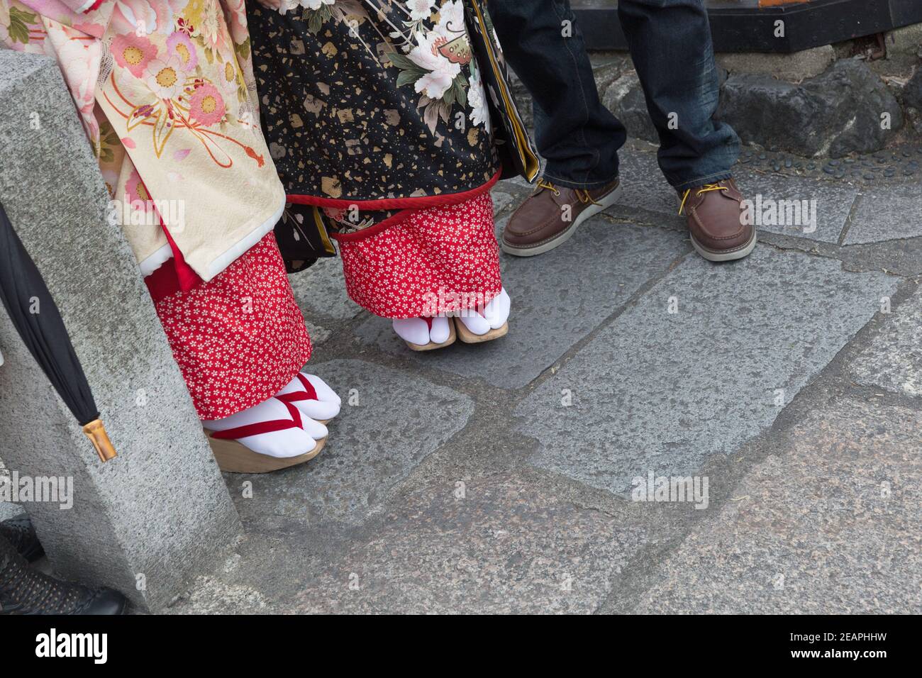 Kyoto Japon gros plan des sandales portées par des femmes habillées traditionnellement à kimono Banque D'Images