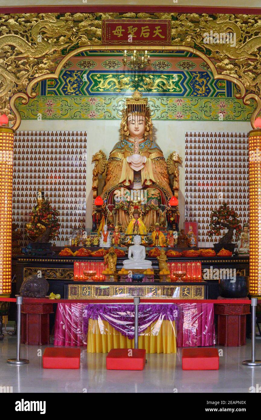 Salle de prière intérieure au Temple Thena Hou à Kuala Lumpur Lumpur Banque D'Images