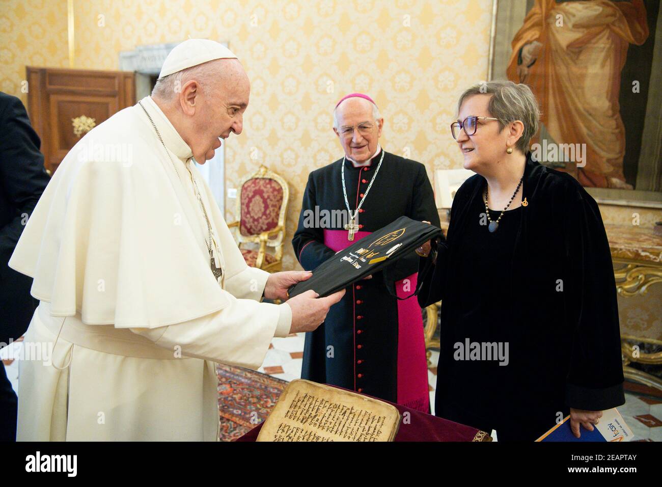 Rome, Italie. 10 février 2021. 10 février 2021 : le Pape François a reçu en audience la délégation de la Fédération des organisations chrétiennes Service volontaire international pour la présentation d'un manuscrit du XIIIe siècle, pour L'IRAQ au Vatican Mme Ivana Borsotto, Présidente FOCSIV Mme Lucilla Nuccitelli, Restorer S.E. Mons. Luigi Bressan, Archevêque émérite de Trento crédit: Agence de photo indépendante/Alamy Live News Banque D'Images