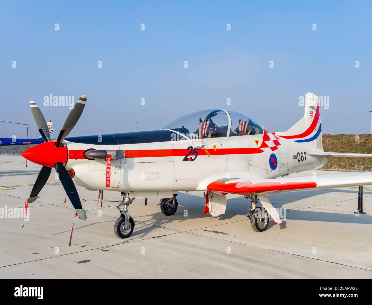 Pilatus croate PC-9 067 de Krula oluje ailes de la tempête Groupe acrobatique 25 ans de marquage de numéro HRZ Banque D'Images