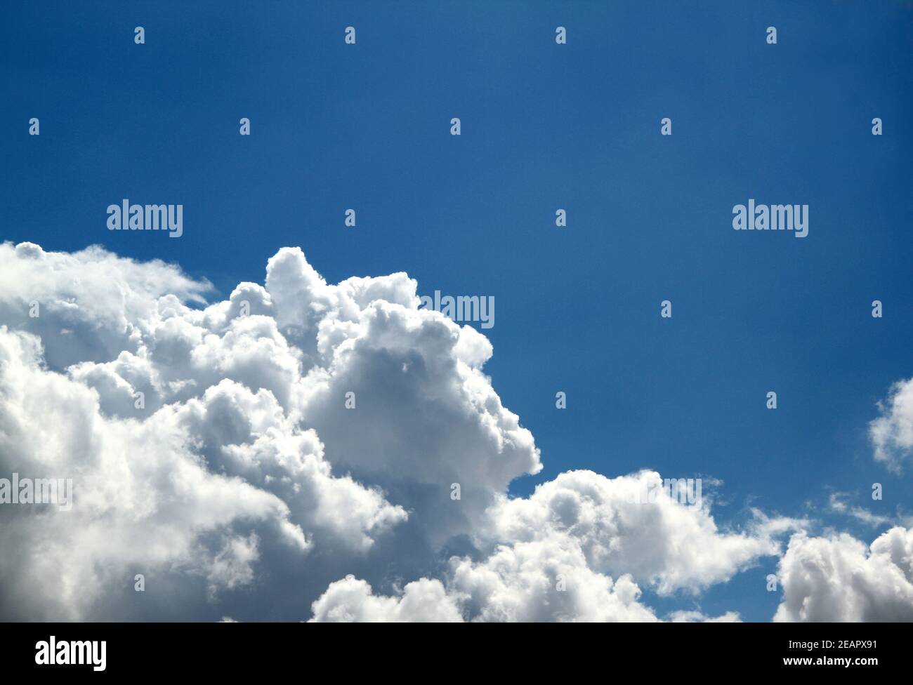 Ciel bleu avec grande neige - nuages blancs Banque D'Images