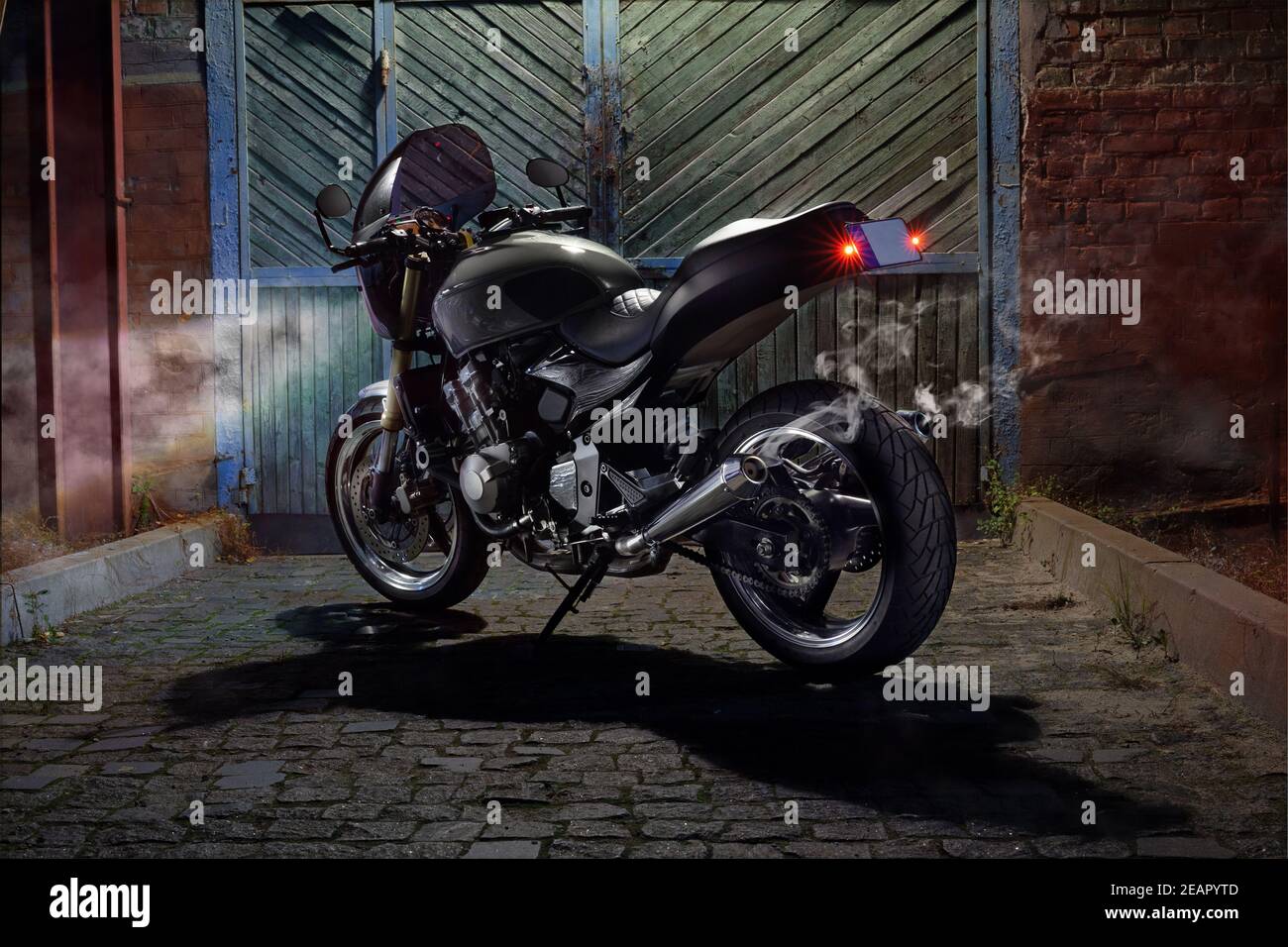 Moto-cafétéria sur mesure sur fond d'une ancienne porte de garage. Banque D'Images