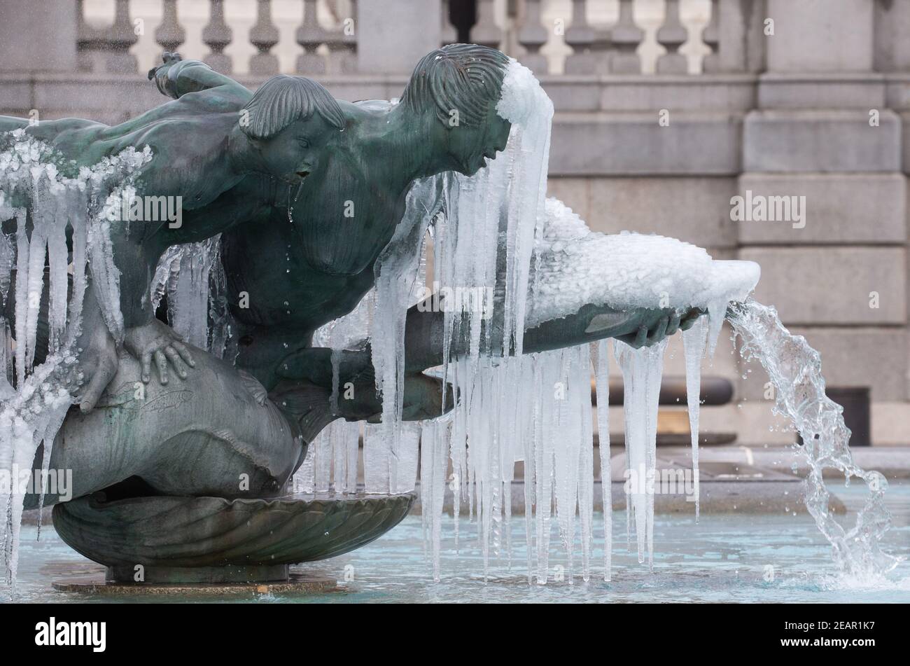 Londres, Royaume-Uni. 10 février 2021. Des glaçons se sont formés sur les statues de Trafalgar Square, tandis que la « Bête de l'est 2 » et la « Storm Darcy » envoient des températures en chute sous zéro. Crédit : Mark Thomas/Alay Live News Banque D'Images