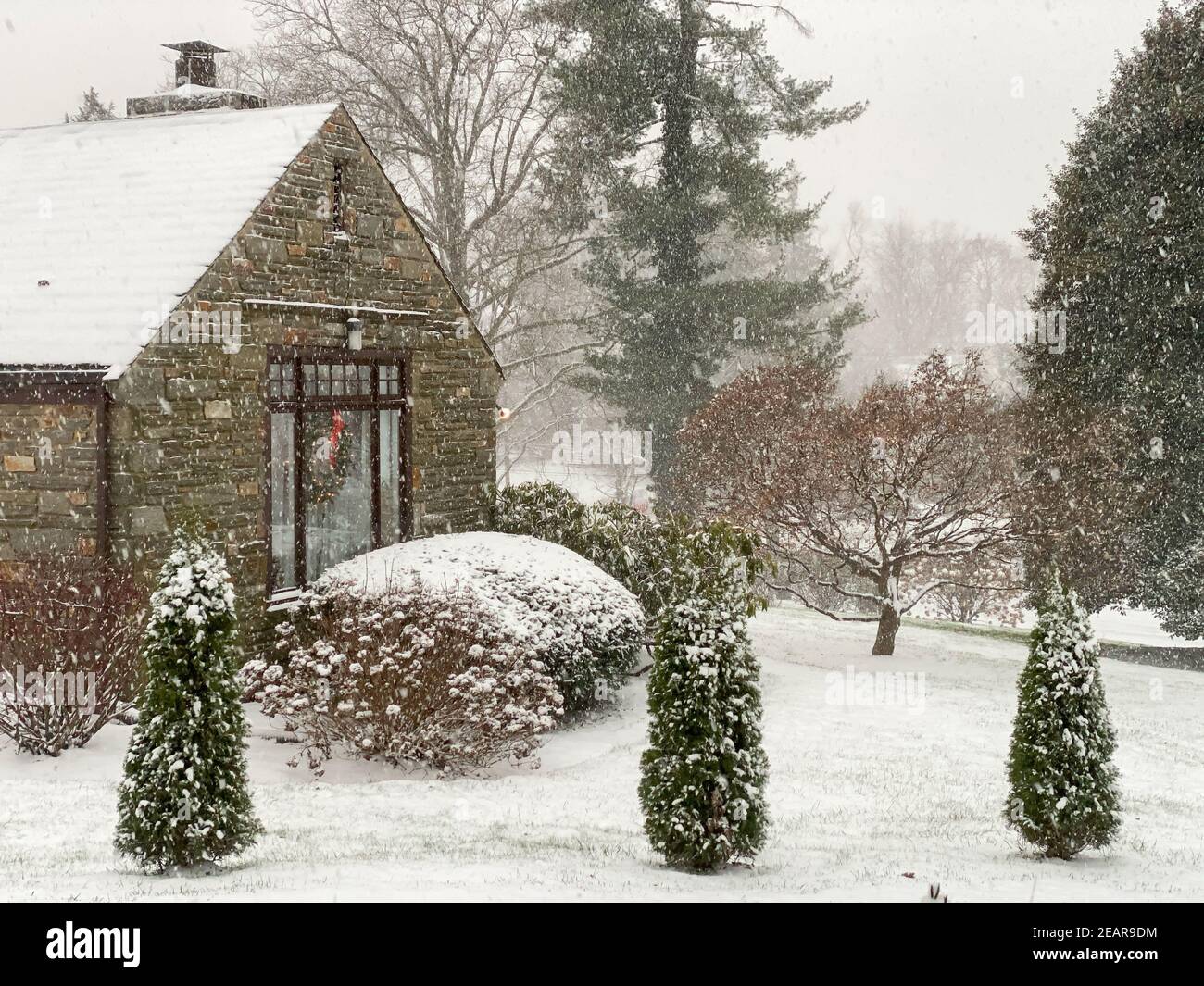 Un Cobble Suburban Home and Street pendant une tempête de neige Banque D'Images