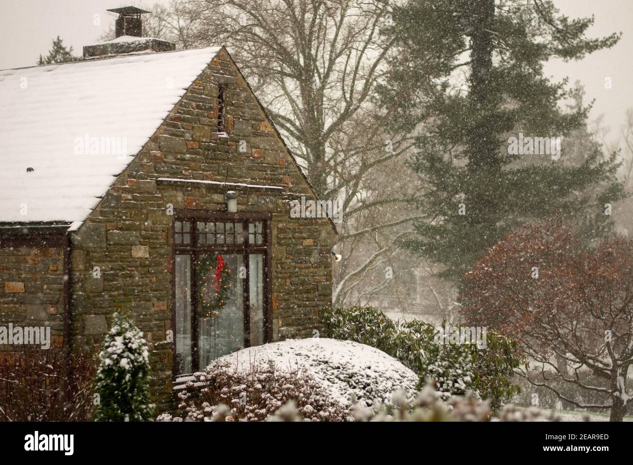 Un Cobble Suburban Home and Street pendant une tempête de neige Banque D'Images