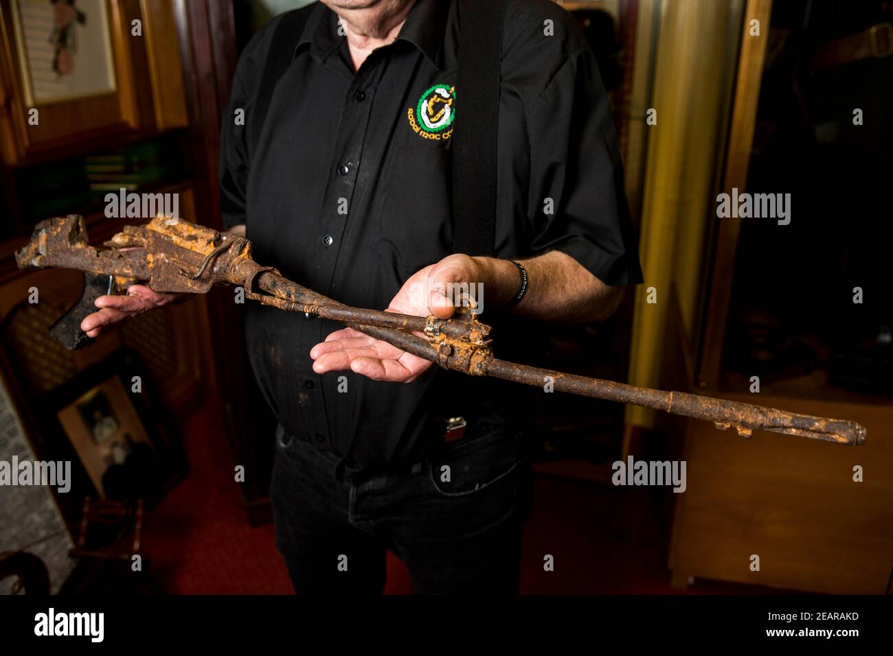 Un membre de la Roddy McCorley Society de West Belfast détient le cadre métallique de la mangled d'un fusil à chargement automatique L1A1 (SLR), qui est exposé au musée Roddy McCorley. Les restes de l'arme ont été trouvés par Johnny Brennan sur la rive d'Omeath environ un an après l'ambrosh de Narrow Water, par l'Armée républicaine irlandaise provisoire le 27 août 1979. Banque D'Images