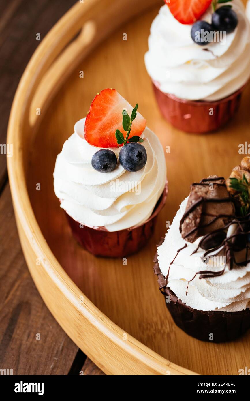 muffins aux baies et à la crème au beurre Banque D'Images