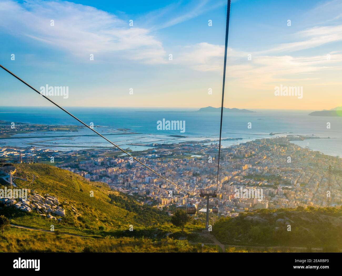 Vue sur la ville sicilienne de Trapani depuis un télésiège menant au village d'erice, en Italie Banque D'Images