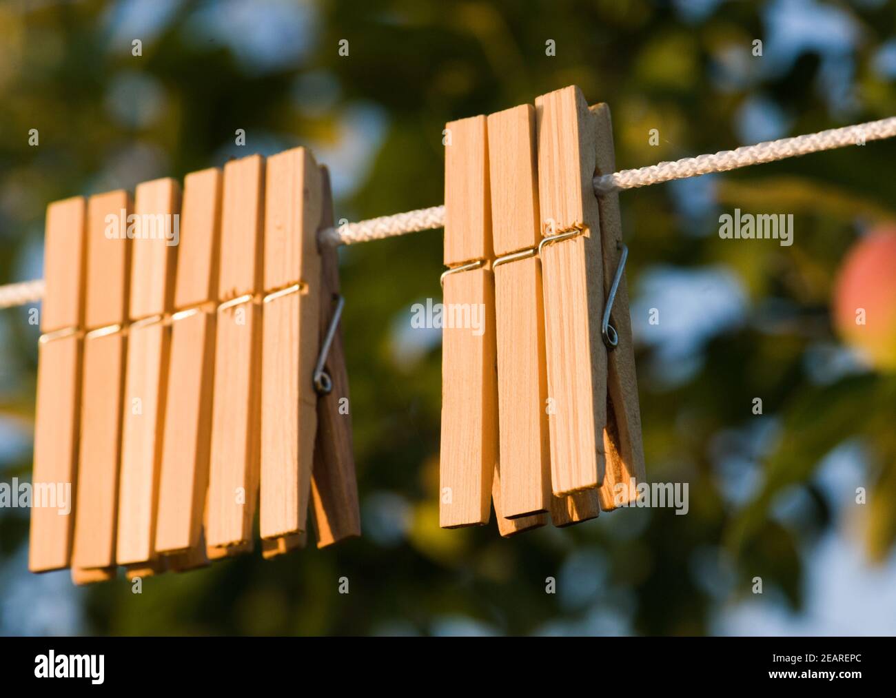 Des épingles à linge en bois pendent sur une corde . Été Banque D'Images