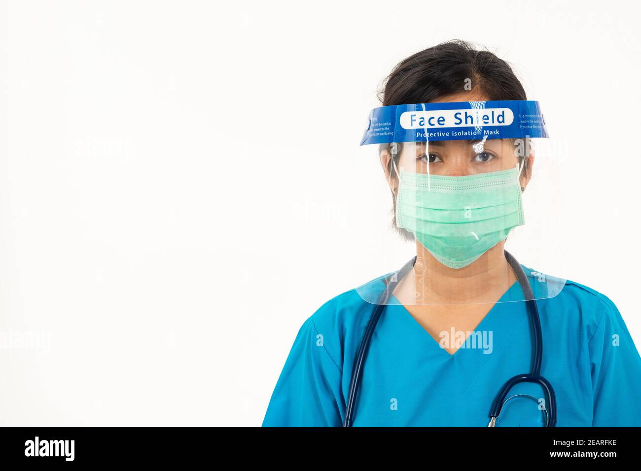 infirmière du personnel médical portant un masque de protection et un plastique écran facial Banque D'Images