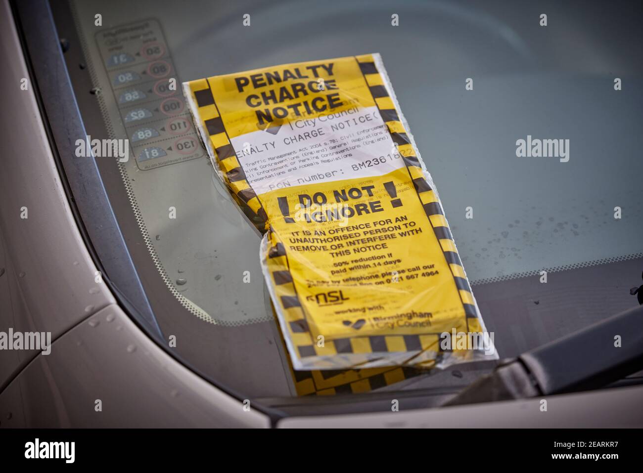 Birmingham council PCN frais de pénalité avis parking choisi ci-joint un pare-brise de voiture Banque D'Images