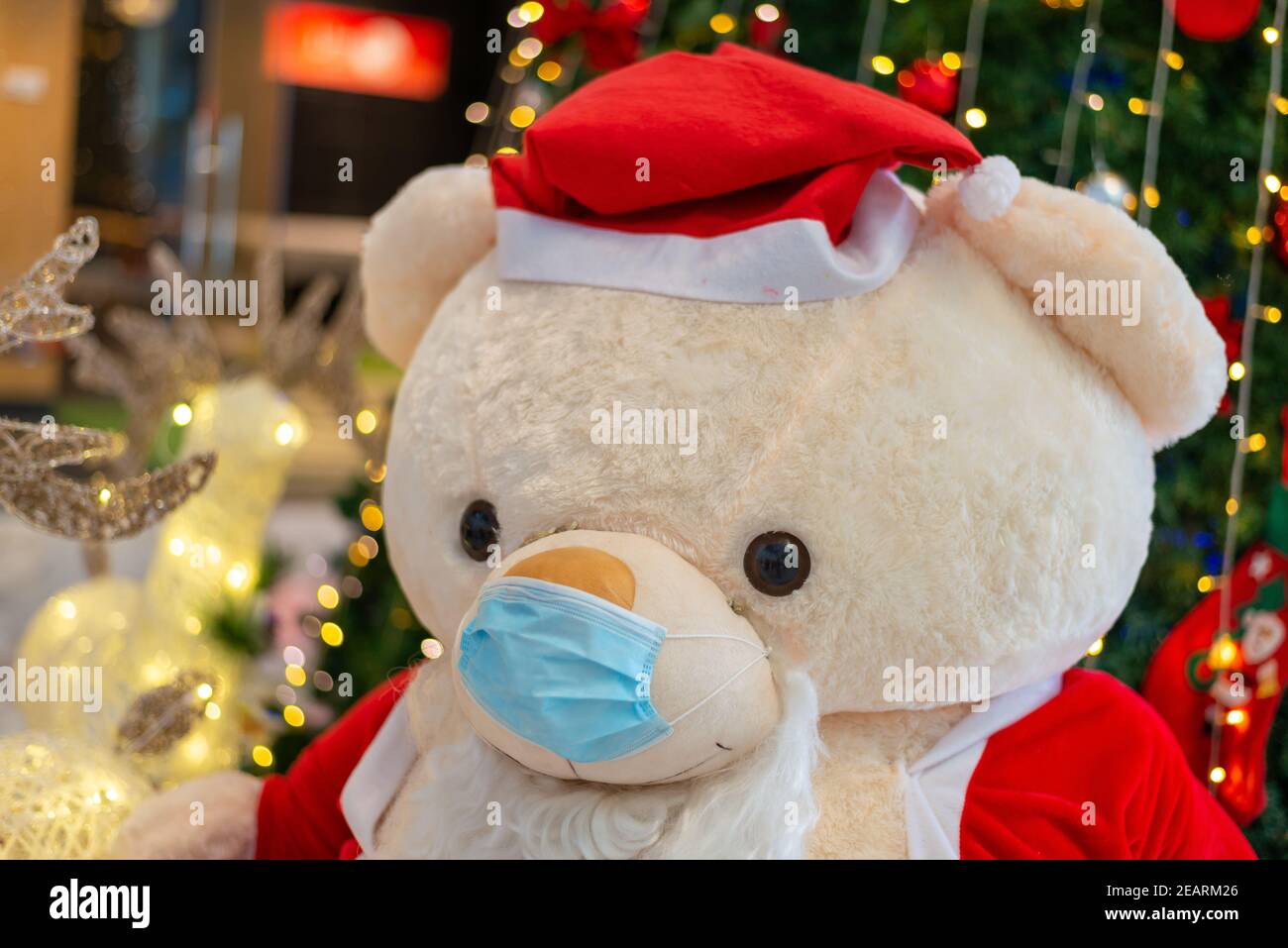 Porter avec masque et tissu de noël Banque D'Images