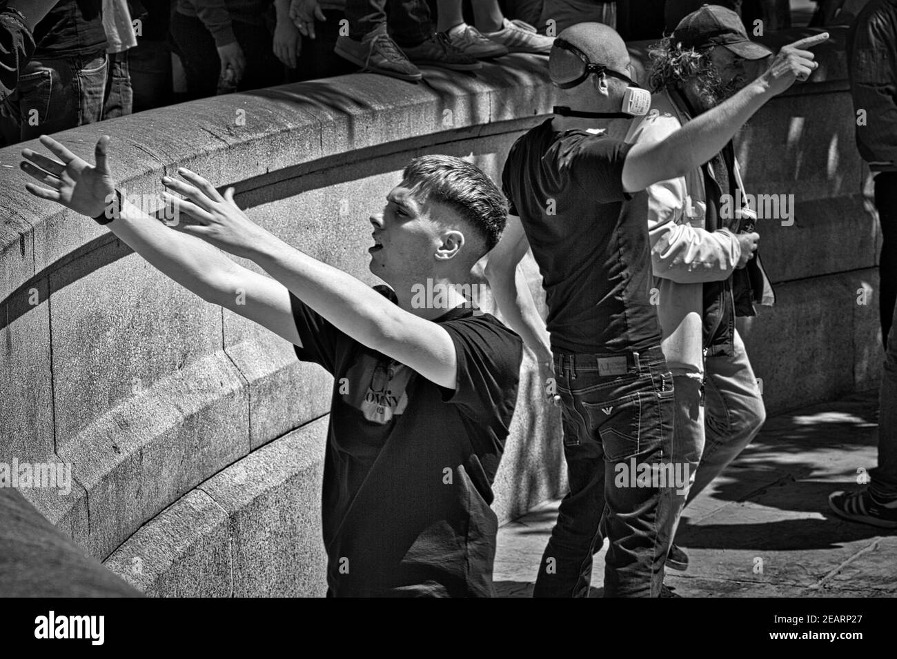 Londres 13 juin 2020 des manifestants de groupes d'extrême droite se sont affrontés avec des Demostrateurs de BLM et la police à Trafalgar Square Banque D'Images