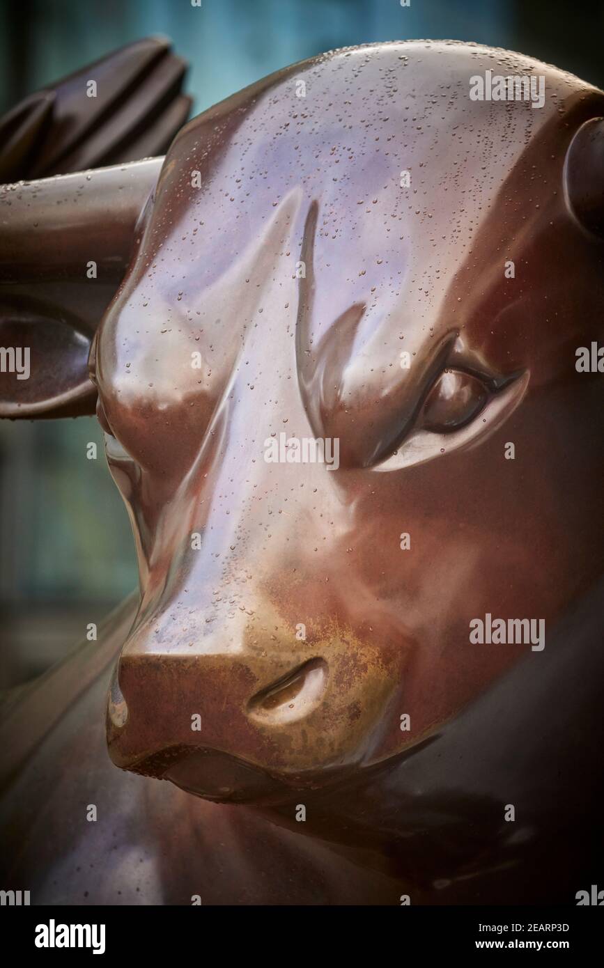 Sculpture de deux fois la taille de la vie le Bull par l'artiste Laurence Broderick un bronze de 6 tonnes un symbole de l'importance de Bullring pour Birmingham. Banque D'Images