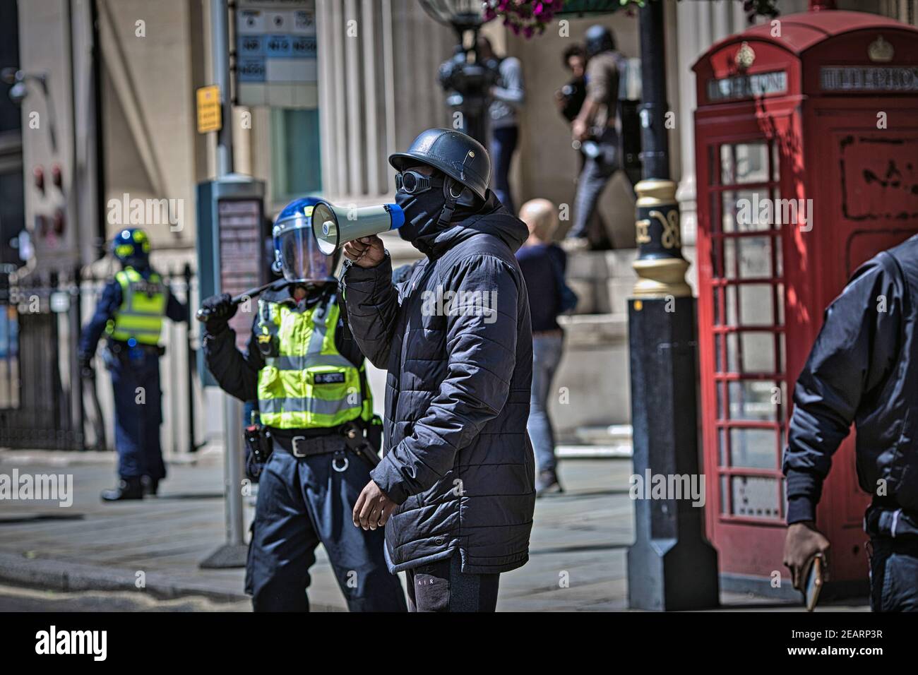 Londres 13 juin 2020 des manifestants de BLM affrontaient des groupes d'extrême droite et des policiers à Trafalgar Square Banque D'Images