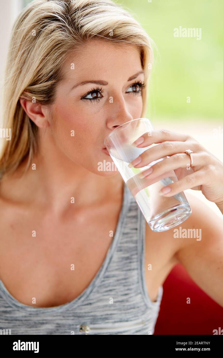 Woman drinking water Banque D'Images