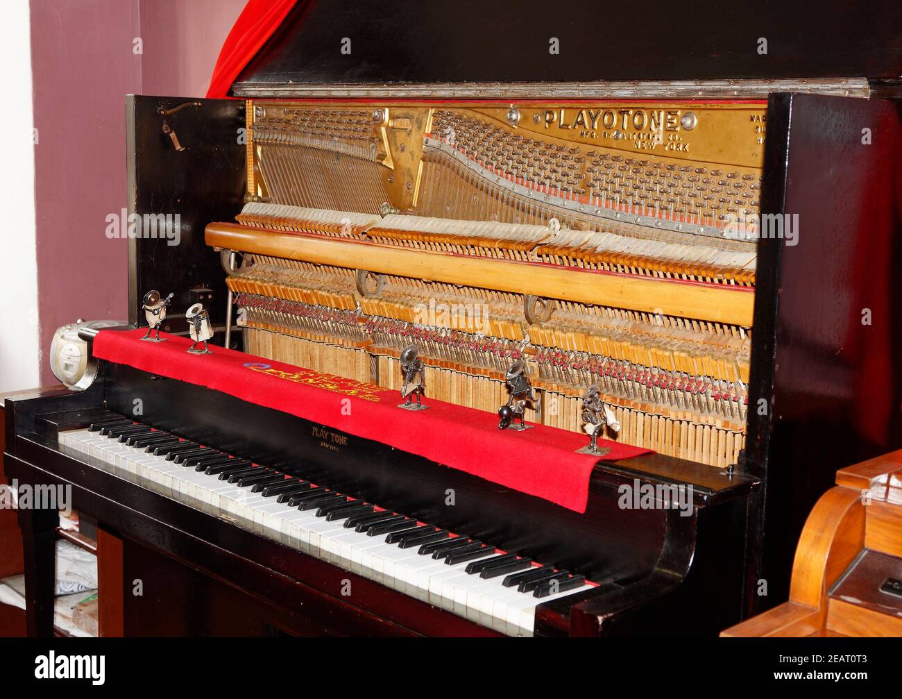 piano de joueur, antique, vintage, instrument de musique, top ouvert, marteaux visibles, Playotone, ancien, debout, fait à New York, PR Banque D'Images