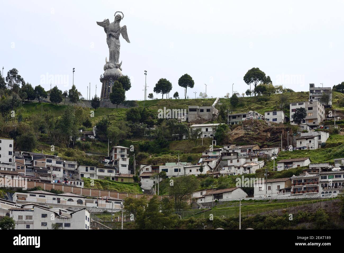 Paysage urbain, El Panecillo, colline escarpée, bâtiments; maisons, végétation, Vierge de Quito, grande statue, art religieux, Amérique du Sud, Quito, Equateur Banque D'Images
