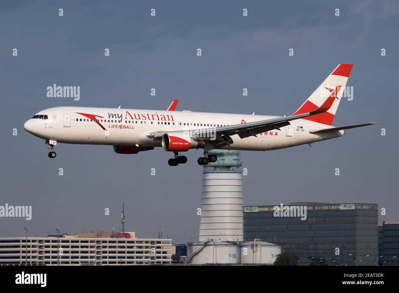 Austrian Airlines autocollant spécial Boeing 767-300 OE-LAY avion passager arrivée Et atterrissage à l'aéroport de Vienne Banque D'Images