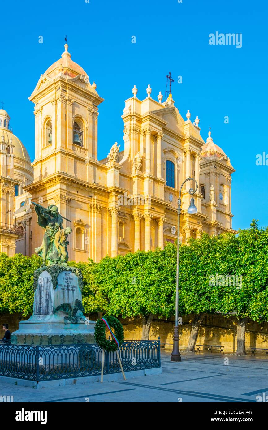 Basilique Minore di San Nicolò et le monumento ai caduti della grande guerra à Noto, Sicile, Italie Banque D'Images